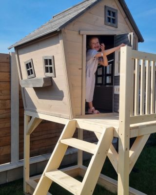 Zase nás raz ukecali🤣 a záhradný domček sme u zákazníka aj zmontovali. A toto bola naša odmena. Úprimná radost slečny...