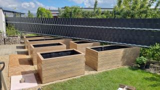 🪴Vyvýšené záhony pripravené na mieru🪴 🪴Záhony vo farbe: staré drevo 🪴hrúbka dreva: 4cm 🪴Váha: veľmi tažké :), jeden...