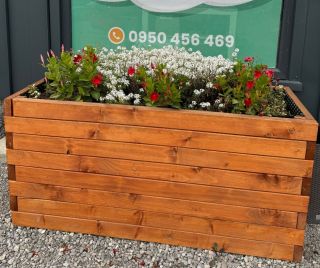 🌸 Vyvýšený záhon plný krásy! 🌿 Takto to vyzerá v Kurin.sk. Vyrobili sme si záhony aj pre seba. Zasadili sme si kvietky a...